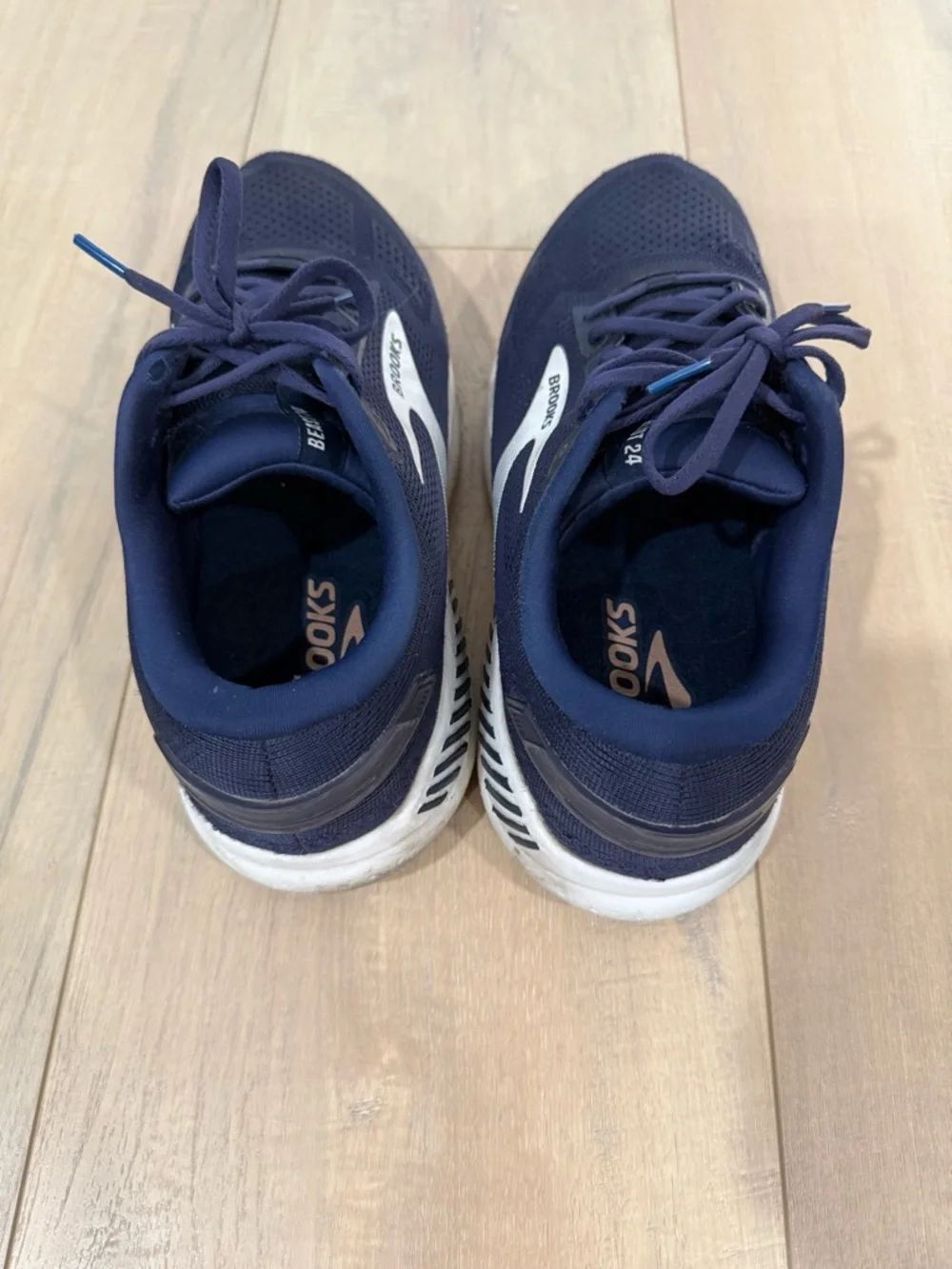 Brooks Navy and White Men's Athletic Beast 24